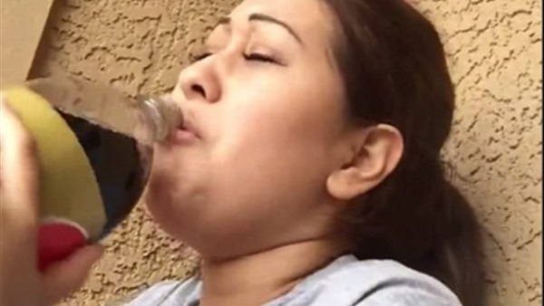 بالفيديو..فتاة تتذوق البيبسي للمرة الأولى