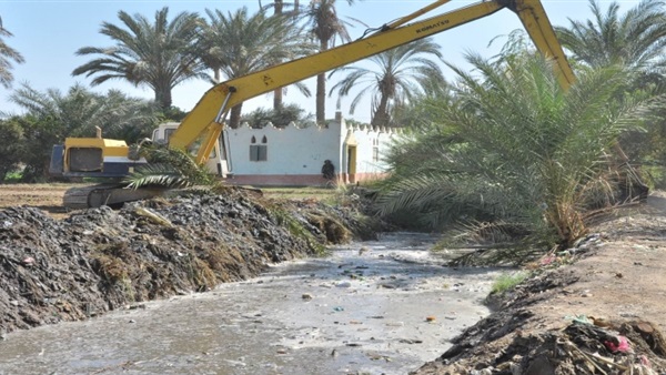 بالصور.. حملة  لازالة المخلفات وتطهير المجارى المائية بالشرقية 