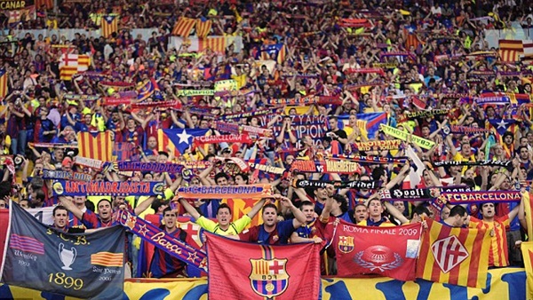 جماهير برشلونة تعلن غضبها على اللاعبين بسبب منع التصوير جماهير برشلونة تعلن غضبها على اللاعبين بسبب منع التصوير
