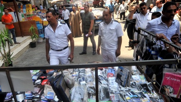 بالفيديو.. «الباعة الجائلون» يطاردون قوات الأمن ببولاق بالفيديو.. «الباعة الجائلون» يطاردون قوات الأمن ببولاق