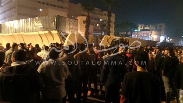 أهالى الدرب الأحمر يقتحمون مستشفى أحمد ماهر بباب الخلق أهالى الدرب الأحمر يقتحمون مستشفى أحمد ماهر بباب الخلق
