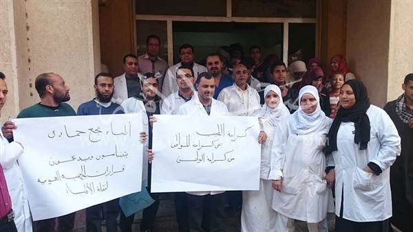 بالفيديو والصور..أطباء قنا ينظمون «وقفة الكرامة» أمام المستشفى العام بالفيديو والصور..أطباء قنا ينظمون «وقفة الكرامة» أمام المستشفى العام