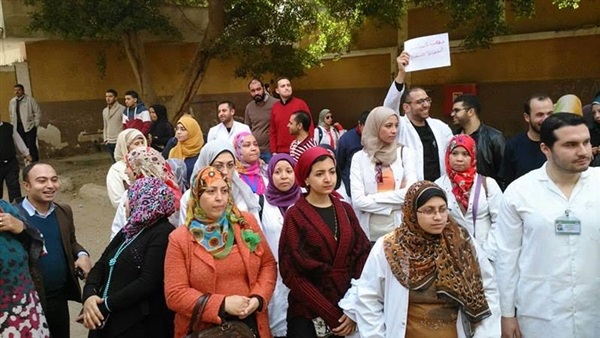 أطباء كفرالشيخ يشاركون في «وقفة الكرامة» أمام المستشفى العام أطباء كفرالشيخ يشاركون في «وقفة الكرامة» أمام المستشفى العام