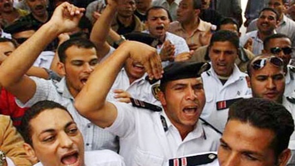 أمناء الشرطة يهددون بـ«ثورة » ضد المحاكمات العسكرية أمناء الشرطة يهددون بـ«ثورة » ضد المحاكمات العسكرية