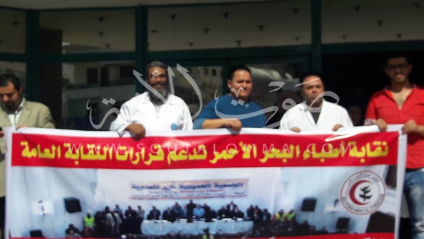 بالفيديو والصور.. وقفة لأطباء البحر الأحمر ضد تجاوزات الشرطة بالفيديو والصور.. وقفة لأطباء البحر الأحمر ضد تجاوزات الشرطة