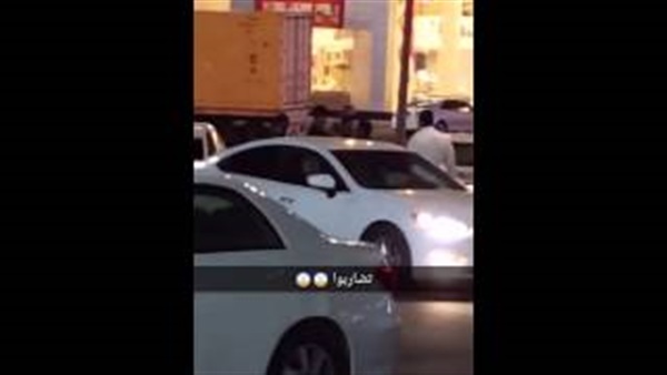 بالفيديو.. «خناقة» غريبة بين شابين في السعودية بالفيديو.. «خناقة» غريبة بين شابين في السعودية