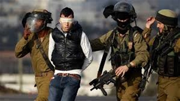 قوات الاحتلال تعتقل فتى فلسطينيا بدعوى محاولة طعن جندي بالخليل قوات الاحتلال تعتقل فتى فلسطينيا بدعوى محاولة طعن جندي بالخليل