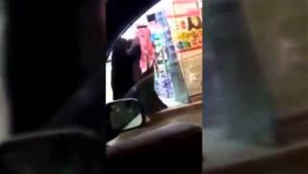 بالفيديو.. «خناقة» بين فتاتين في أحد المطاعم بالفيديو.. «خناقة» بين فتاتين في أحد المطاعم