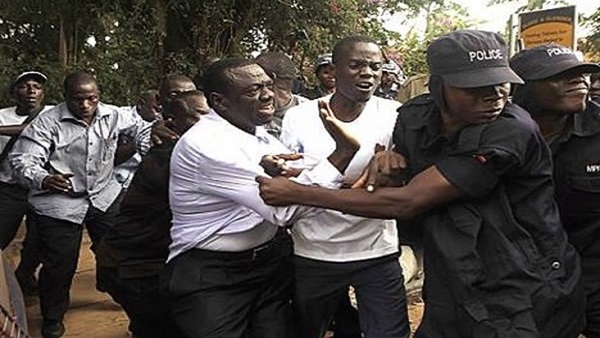 زعيم المعارضة بأوغندا يدعو أنصاره للتظاهر 