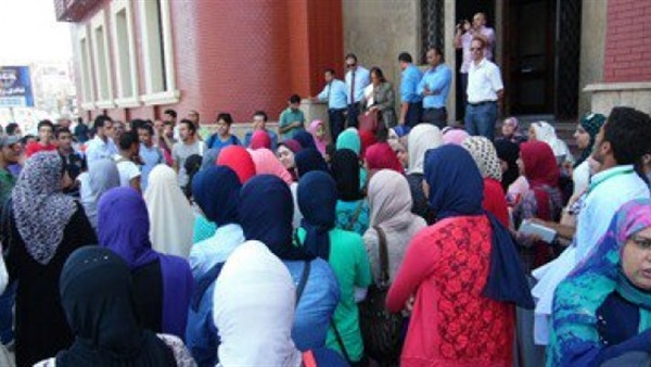 وقفة احتجاجية لطلاب الثانوية بنات ببنى مزار فى المنيا وقفة احتجاجية لطلاب الثانوية بنات ببنى مزار فى المنيا