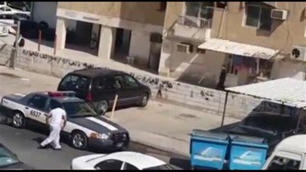 بالفيديو.. مخمور يرقص فوق السيارات في الشارع