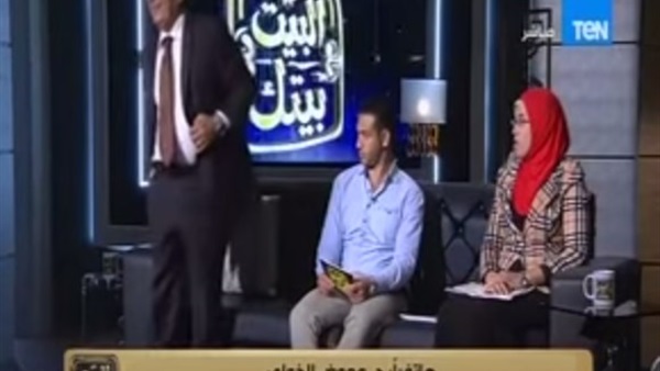 بالفيديو.. جابر نصار يغادر استديو “البيت بيتك” بعد تلقيه اتصال مهم بالفيديو.. جابر نصار يغادر استديو “البيت بيتك” بعد تلقيه اتصال مهم