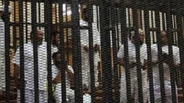 حالة إغماء داخل قفص اتهام «التخابر مع قطر» حالة إغماء داخل قفص اتهام «التخابر مع قطر»