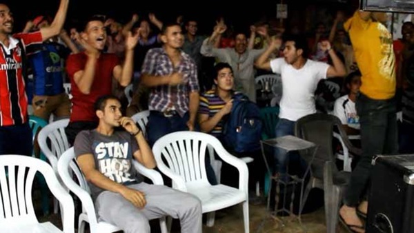 احتشاد مشجعى الأهلى أمام شاشات العرض ببورسعيد 