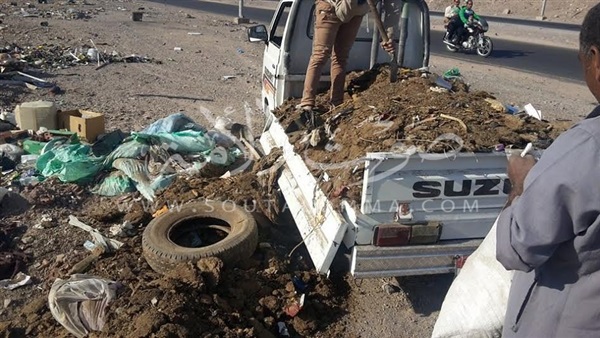 بالصور..ضبط عربة نقل تلقى مخلفات على طريق البحر الأحمر بالصور..ضبط عربة نقل تلقى مخلفات على طريق البحر الأحمر