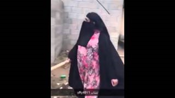 بالفيديو.. امرأة خليجية تضرب رجلا «علقة ساخنة»