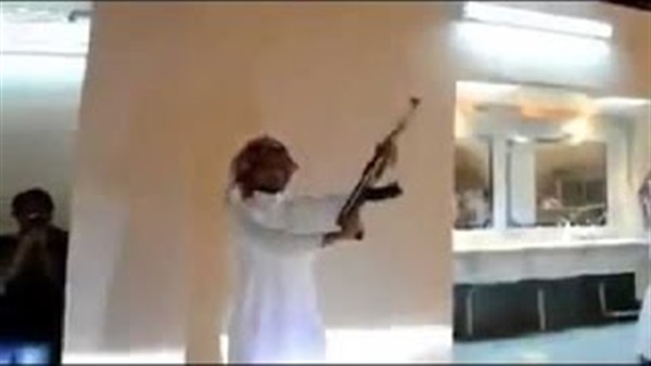 بالفيديو.. عريس سعودي يضرب ضيف في زواجه