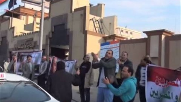 وقفة احتجاجية سائقي التاكسي سيناء وقفة احتجاجية سائقي التاكسي سيناء