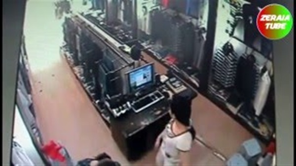 بالفيديو.. فتاة تستغل ملابسها فى السرقة 