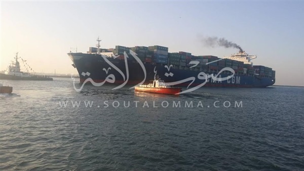 بالصور.. إطلاق نافورات المياه لعبور السفن بميناء بورسعيد 