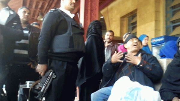 أمين شرطة يعتدي على محامى ويحاول قتل زوجته بسلاحه بالفيوم أمين شرطة يعتدي على محامى ويحاول قتل زوجته بسلاحه بالفيوم