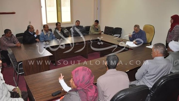 بالصور.. محافظ الوادي الجديد يلتقي عدداً من المواطنين لبحث مشاكلهم بالصور.. محافظ الوادي الجديد يلتقي عدداً من المواطنين لبحث مشاكلهم