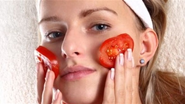 إليكي بالخطوات قناع الطماطم والموز لبشرة حيوية 