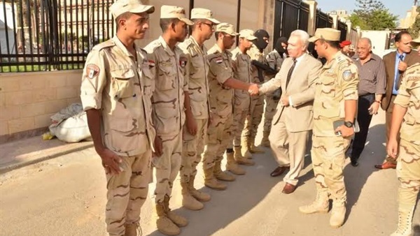 محافظ بورسعيد يتناول الفطور  مع رجال الأمن 