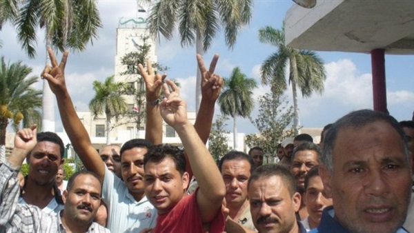 عامل شركتي «المياه» و«شيبسي» بأسيوط يواصلون اعتصامهم لليوم الخامس علي التوالي 