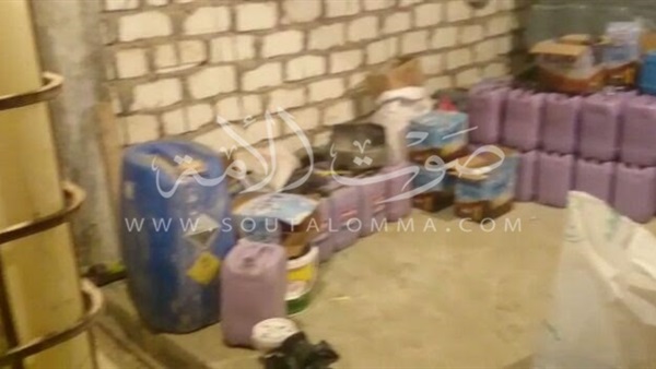 بالصور.. ضبط مصنع لتعبئة الأعلاف والمنظفات المغشوشة بأسيوط