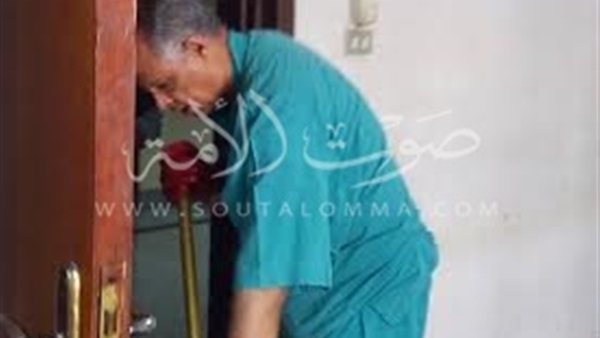 بالصور.. رئيس قسم جراحة يتحول إلى عامل نظافة بأسيوط بالصور.. رئيس قسم جراحة يتحول إلى عامل نظافة بأسيوط