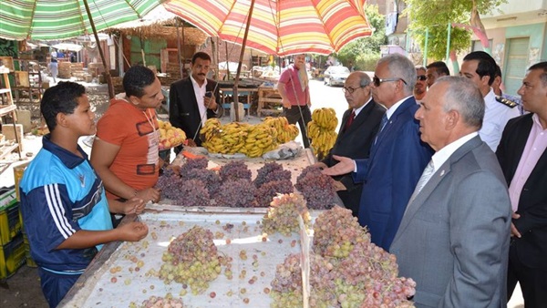 بالصور..فى اول ايام العيد محافظ السويس يتفقد سوق الأنصارى وموقف الجناين بالصور..فى اول ايام العيد محافظ السويس يتفقد سوق الأنصارى وموقف الجناين