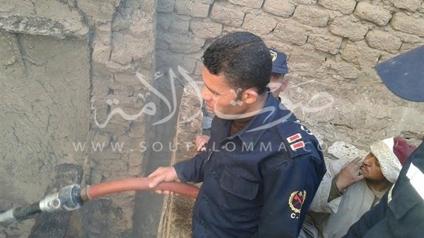 بالفيديو والصور.. السيطرة على حريق بمنزل فى سوهاج بالفيديو والصور.. السيطرة على حريق بمنزل فى سوهاج