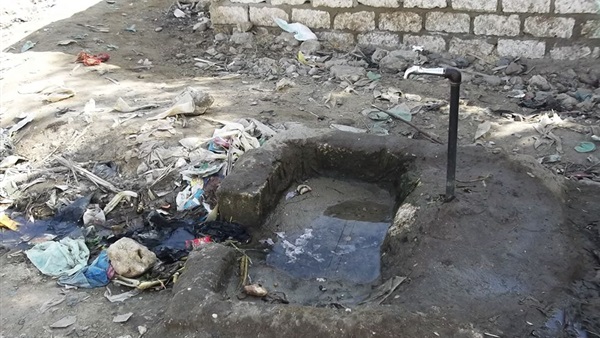 بالصور.. أهالى «المغاربة» بالمنيا يبحثون عن كوب ماء..القرية جافة منذ 16 عاماٌ.. والحكومة تمنع توصيل «مواسير المياه» على نفقة المواطنين.. وسيدة: أبنى مبيرحش المدرسة علشان رائحته وحشة ومبيستحماش بالصور.. أهالى «المغاربة» بالمنيا يبحثون عن كوب ماء..القرية جافة منذ 16 عاماٌ.. والحكومة تمنع توصيل «مواسير المياه» على نفقة المواطنين.. وسيدة: أبنى مبيرحش المدرسة علشان رائحته وحشة ومبيستحماش