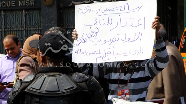 بالصور.. أنصار «عكاشة» يهتفون أمام البرلمان بالصور.. أنصار «عكاشة» يهتفون أمام البرلمان
