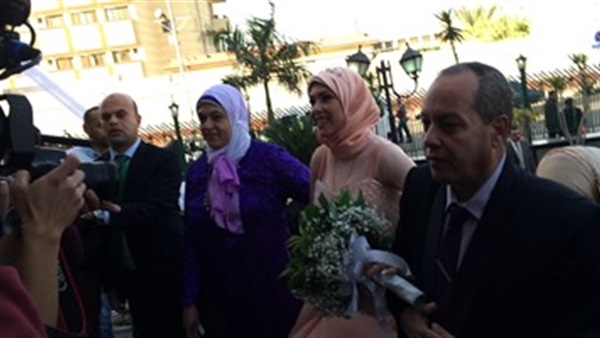 «عبد الغفار» يشهد قران ضابط مصاب فى حادث إرهابى