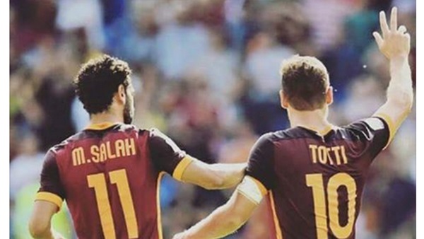 "صلاح" يهنئ قائد روما بعيد ميلاده  