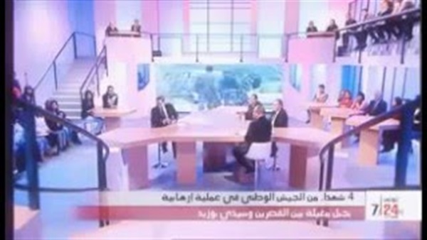 بالفيديو.. مذيعة تتعرض للإغماء وتسقط على الأرض