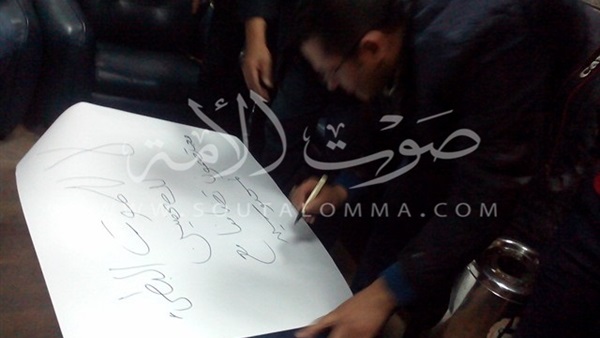 خالد البلشي يرسم لوحة كاتبًا عليها «لا للموت» خالد البلشي يرسم لوحة كاتبًا عليها «لا للموت»