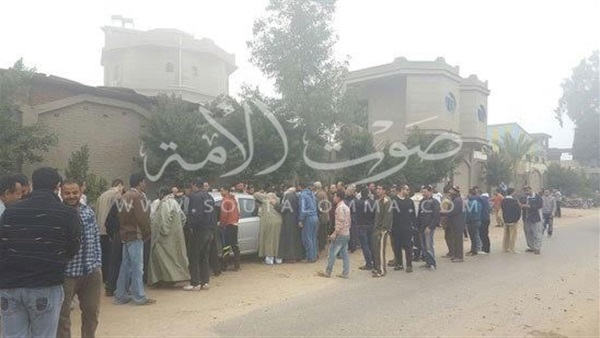 تجمهر عمال شركة الأخشاب بطنطا بعد منعهم من الدخول