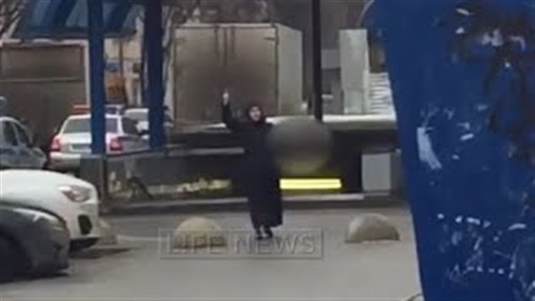 بالفيديو.. امرأة تتجول برأس طفل في موسكو بالفيديو.. امرأة تتجول برأس طفل في موسكو