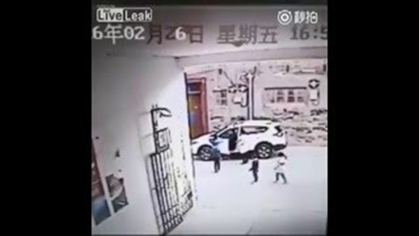 بالفيديو.. سيارة تدهس طفل أمام والدته بشوارع الصين بالفيديو.. سيارة تدهس طفل أمام والدته بشوارع الصين