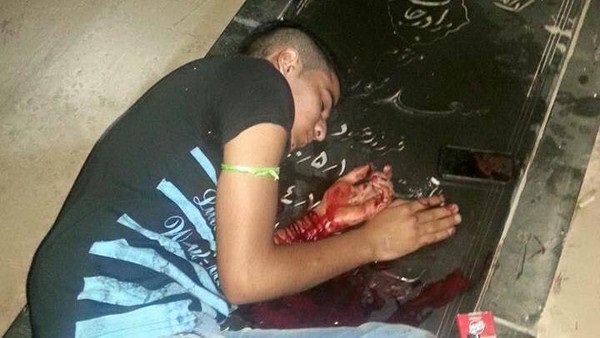 شاب عربي في إيران ينتحر فوق قبر أبيه بسبب الفقر شاب عربي في إيران ينتحر فوق قبر أبيه بسبب الفقر