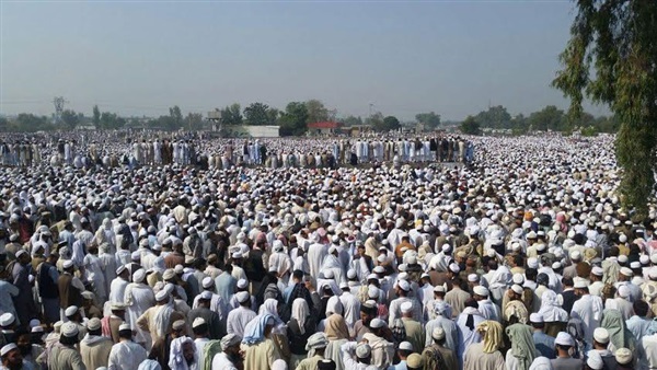 50 ألف شخص يشاركون في تشييع جنازة قاتل حاكم «البنجاب»