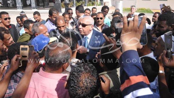 بالصور.. محافظ أسوان: تم رفع مطالب «المؤقتين» لمجلس الوزراء
