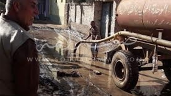 بالصور.. إزالة المخلفات وشفط المياة بشوارع قري «الحسينية» بالصور.. إزالة المخلفات وشفط المياة بشوارع قري «الحسينية»