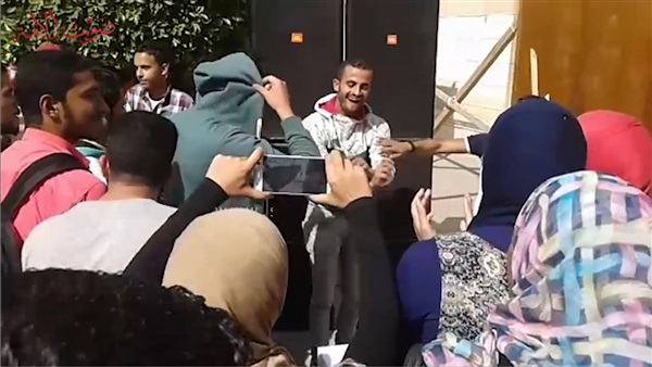 بالفيديو.. «أغنية شعبية» تشعل طلاب جامعة القاهرة بالرقص