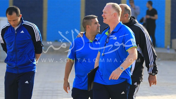 بالصور.. ماكليش يعقد جلسة ودية مع مساعديه بالصور.. ماكليش يعقد جلسة ودية مع مساعديه