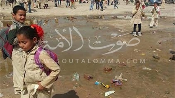 بالصور.. تلاميذ «البرنس» يغرقون في مياه الصرف الصحي بالفيوم بالصور.. تلاميذ «البرنس» يغرقون في مياه الصرف الصحي بالفيوم