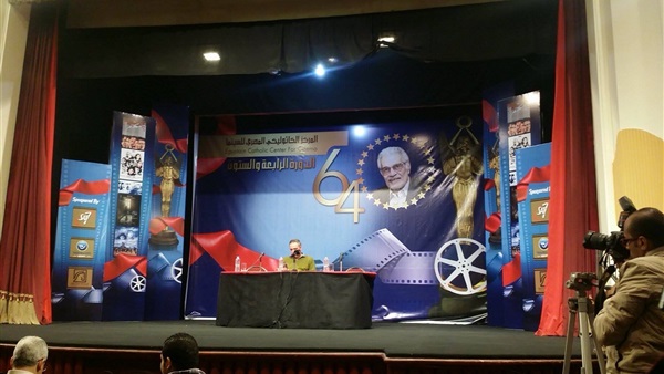 بالصور.. بدء ندوة فيلم "أسوار القمر" بالمهرجان "الكاثوليكي" 